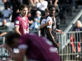 Van Stappershoef and resilient Magpies stand tall before Popoola delivers knock out blow