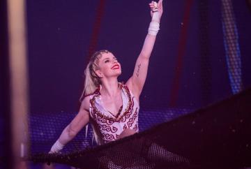 Trapeze artist from Slough 'overwhelmed' by surgery fundraiser support Trapeze artist from Slough 'overwhelmed' by surgery fundraiser support