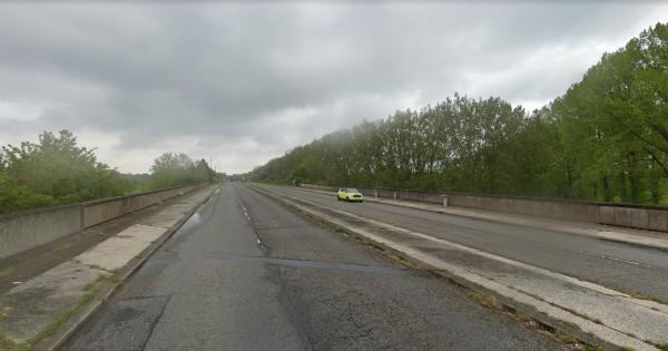 Bush fire takes hold on busy road between Windsor and Slough