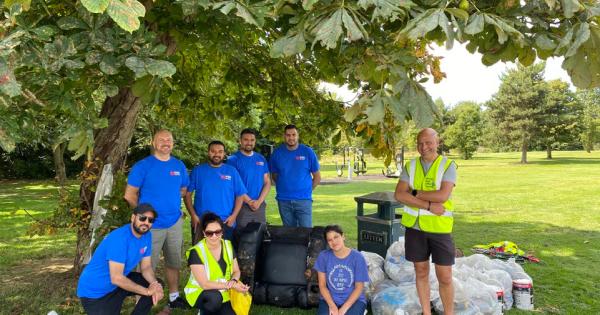 Slough bank staff assist Slough Anti-Litter Society with park clean-up
