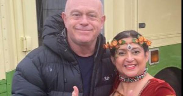 Festive storytelling bus brings in &pound;2,000 for Thames Hospice