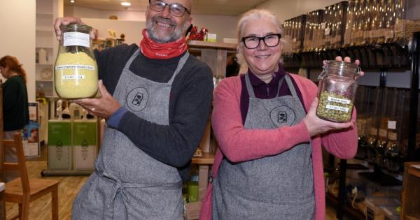 Volunteers and supporters celebrate re-opening of Filling Good's High Street shop