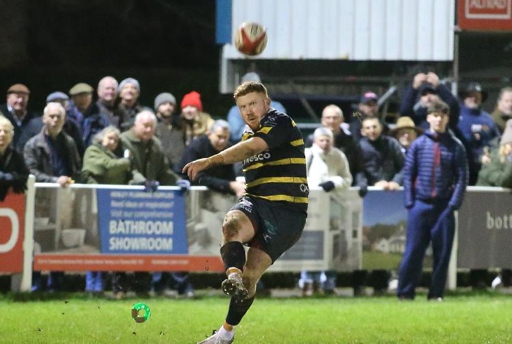 Titchener&rsquo;s late penalty seals needed festive win for Hawks