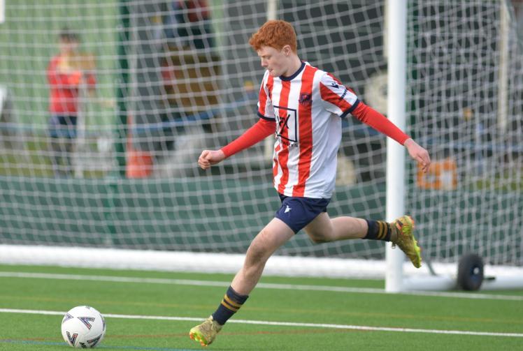 Spot-on Ellis keeps his cool as visitors run out of charge