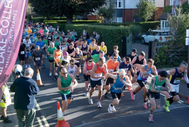 Runner retains title in record time